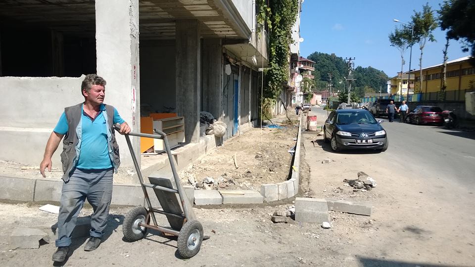 Atatrk Caddesi Tretuvarlar Yenileniyor