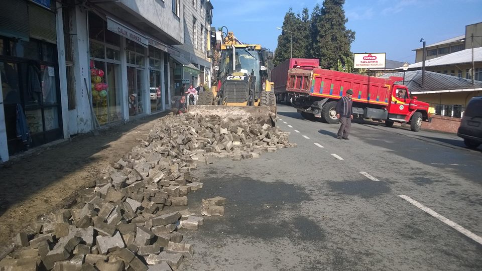 Atatrk Caddesi Tretuvar almas Devam Ediyor